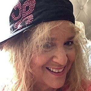 Black cap with pink stones in good condition 🌸